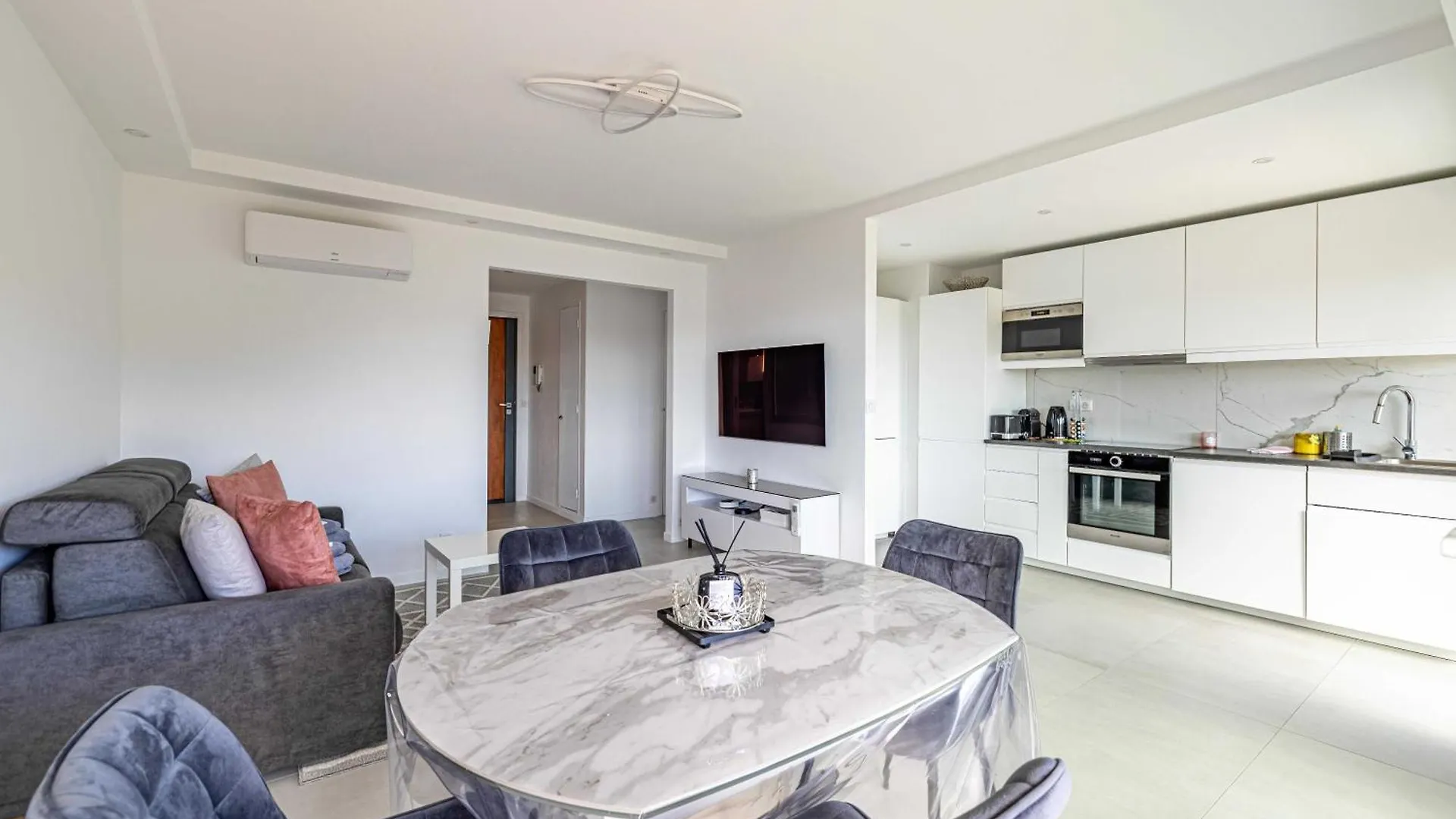 Elegance And Serenity With Terrace, View & A-C Cannes France