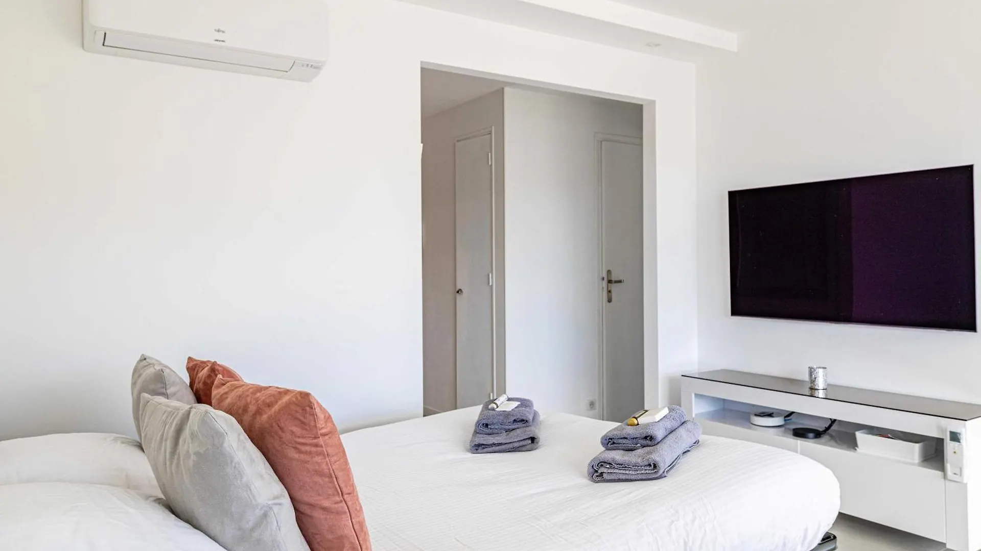 Elegance And Serenity With Terrace, View & A-C Cannes Apartment